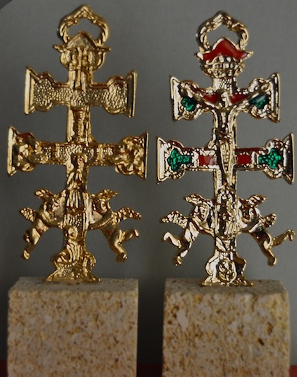 CARAVACA CROSS WITH ANGELS WITH HISTORY OF THE EMERGENCE OF THE CROSS WITH NATURAL STONE BASE 