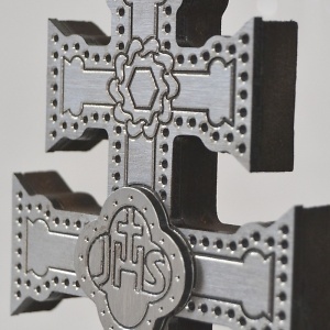 CRUZ DE CARAVACA EN METAL CON PEANA DE MADERA Y TALLADO A HUECO RELIEVE 