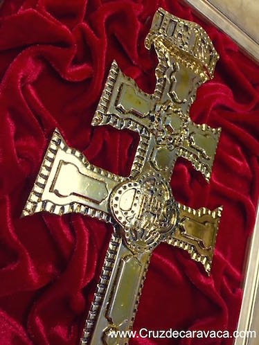 GOLDEN CARAVACA CROSS TABLE ON VELVET 