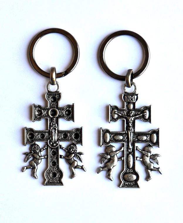 KEY CHAIN ​​WITH CROSS CARAVACA ANGELES CASTING A BIG RELIEF TO TWO FACES 