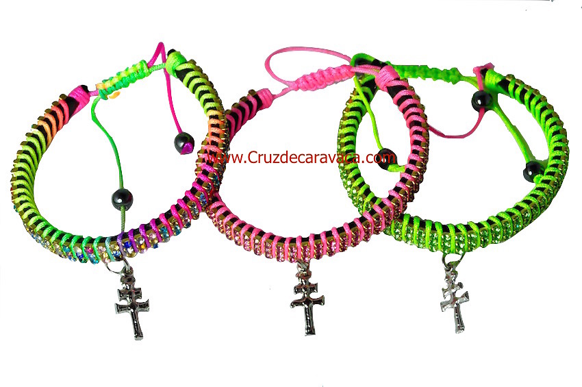 CONJUNTOS DE 3 PULSERAS CRUZ DE CARAVACA CON CRISTALES STRASS AJUSTABLE COLORES SURTIDOS 