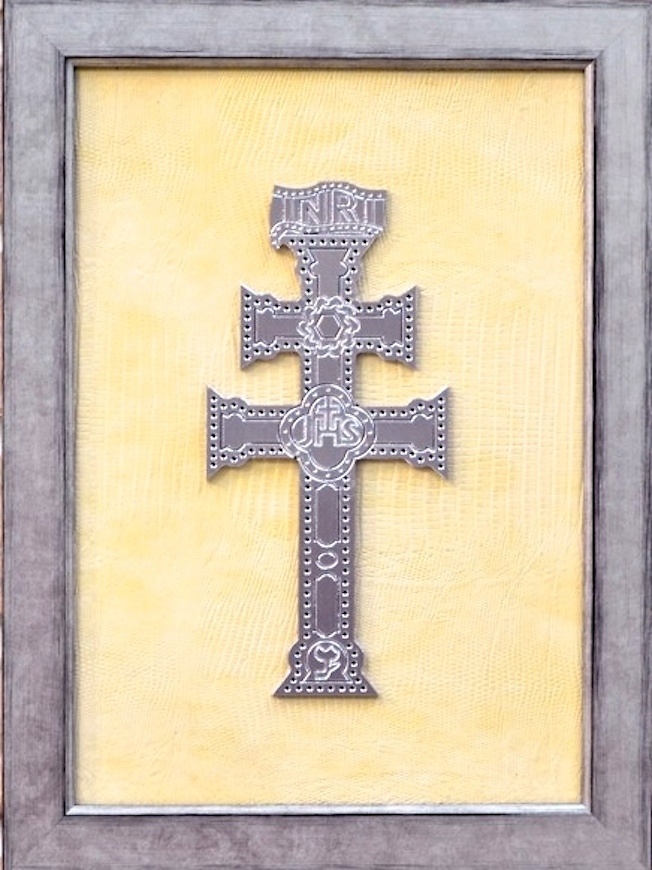 CUADRO CRUZ DE CARAVACA DE METAL PLATEADO GRABADA CON HUECO RELIEVE Y REPUJADO FLORAL CON FONDO EN PIEL BEIGE 