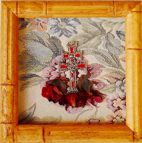 TABLE CROSS OF CARAVACA WITH CRUZ DE METAL ENAMELED 