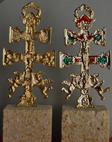 CARAVACA CROSS WITH ANGELS WITH HISTORY OF THE EMERGENCE OF THE CROSS WITH NATURAL STONE BASE