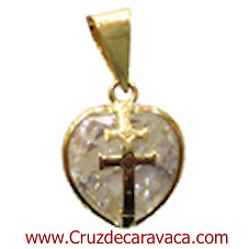 COLGANTE CRUZ DE CARAVACA EN ORO SOBRE CORAZON DE CRISTAL TALLADO BLANCO GRANDE 