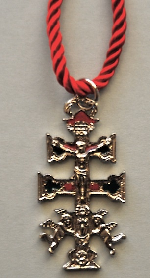 CRUZ DE CARAVACA CON ANGELES CON HISTORIA DE LA APARICIÓN DE LA CRUZ CON CORDON DE SEDA PLATA 