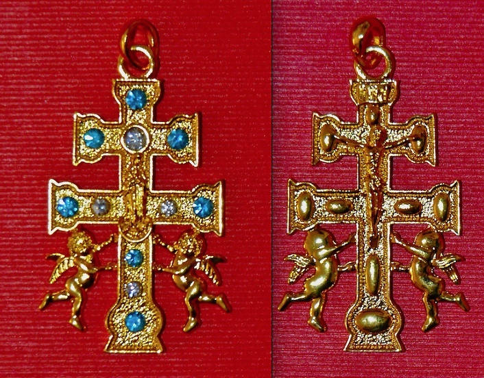 CRUZ DE CARAVACA CON ANGELES Y PEDRERIA AZUL Y BLANCA A RELIEVE 