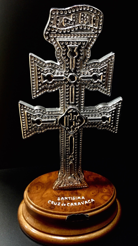 CRUZ DE CARAVACA DE PLATA 925 MILESIMAS CON PEANA DE MADERA ESMALTADA 