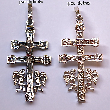 CRUZ DE CARAVACA DE PLATA CON ANGELES Y LA INSCRIPCIÓN 