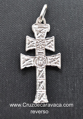 CRUZ DE CARAVACA DE PLATA CON DISTINTO DISEÑO EN CADA LADO 