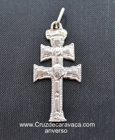 CRUZ DE CARAVACA DE PLATA CON DISTINTO DISEÑO EN CADA LADO 