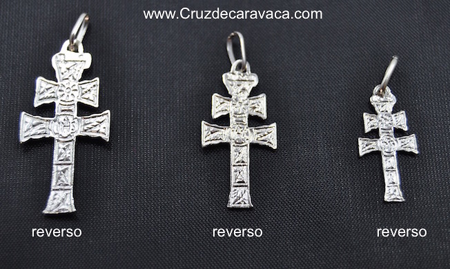 CRUZ DE CARAVACA DE PLATA CON DISTINTO DISEÑO EN CADA LADO 