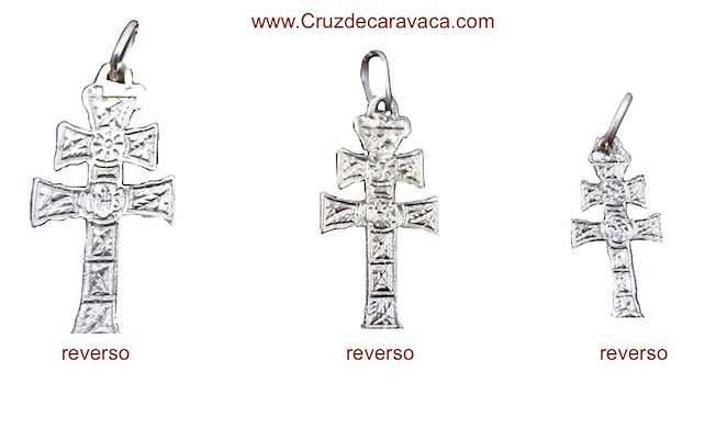 CRUZ DE CARAVACA DE PLATA CON DISTINTO DISEÑO EN CADA LADO 