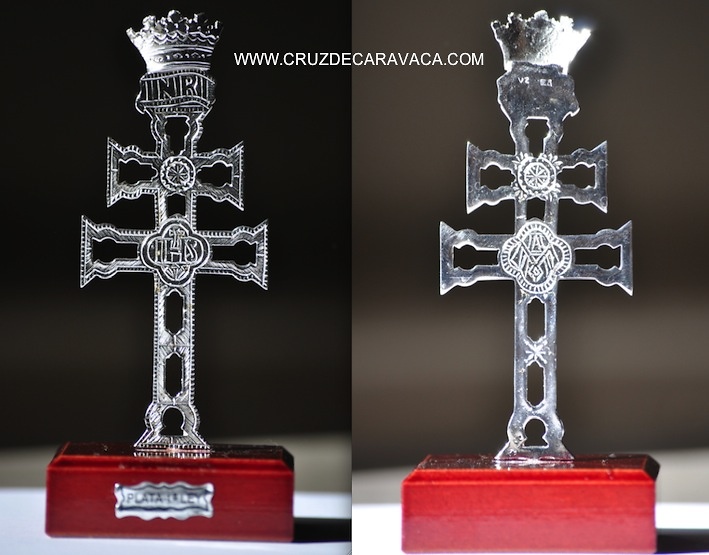 CRUZ DE CARAVACA DE PLATA DE LEY CON PEANA DE MADERA 