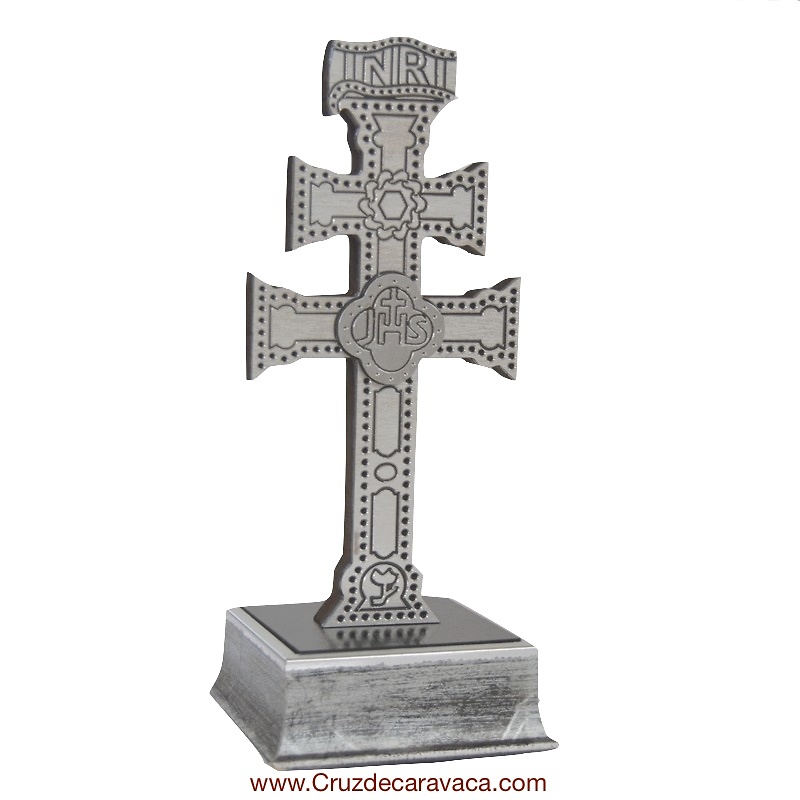 CRUZ DE CARAVACA EN METAL CON PEANA DE MADERA Y TALLADO A HUECO RELIEVE 