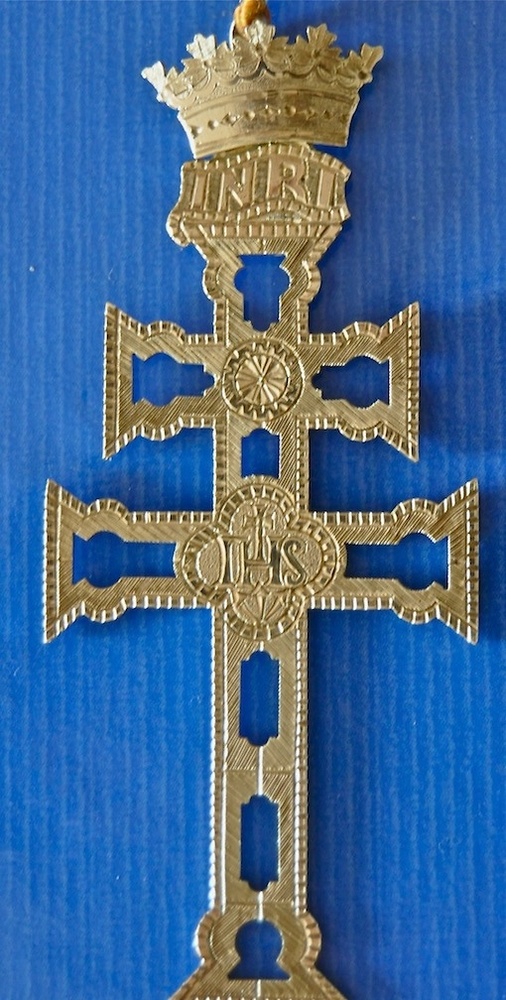 CRUZ DE CARAVACA EN PLATA, REMATADA CON CORONA A RELIEVE 