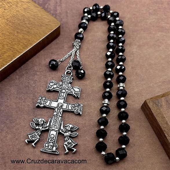 CRUZ DE CARAVACA GRANDE RÉPLICA ANTIGUA EN ROSARIO CRISTAL ROCA NEGRA FACETADO 