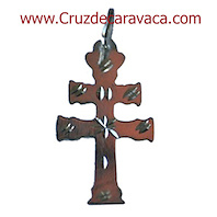 CRUZ DE CARAVACA TALLADA A MANO MEDIANA. ES AUTENTICA ARTESANIA EN PLATA DE 925 ML 