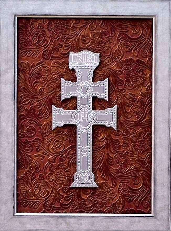 CUADRO CRUZ DE CARAVACA DE METAL PLATEADO GRABADA CON HUECO RELIEVE BEIGE CON FONDO REPUJADO FLORAL 