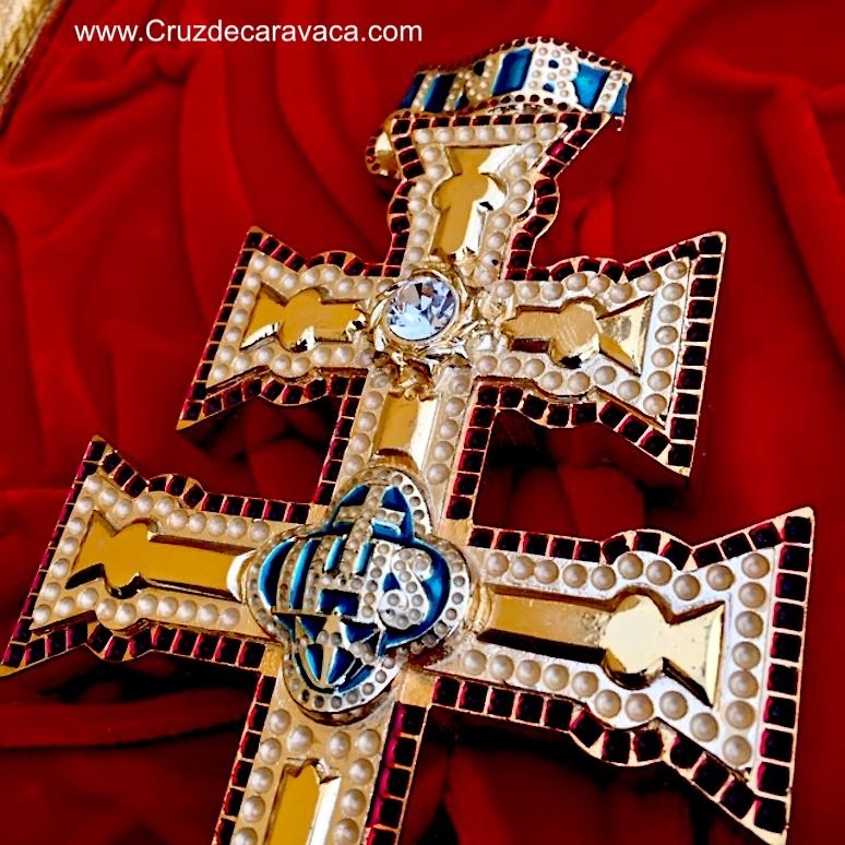 CUADRO CRUZ DE CARAVACA EN BAÑO DE ORO CON PEDRERÍA Y ESMALTES (REPLICA) SOBRE MARCO DE MADERA 