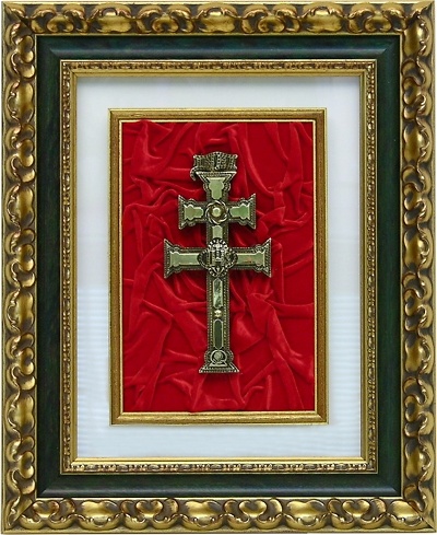 CUADRO CRUZ DE CARAVACA EN BRONCE Y MARCO DE MADERA TALLADA ORO Y VERDE 