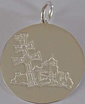 MEDALLA CRUZ DE CARAVACA Y SU BASÍLICA CASTILLO GRABADA A RELIEVE 