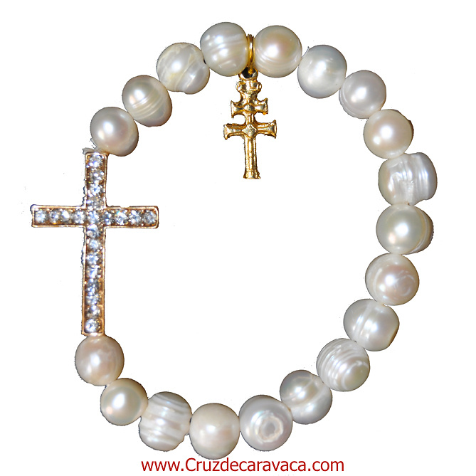 PULSERA CRUZ DE CARAVACA , CRUZ LATINA CON PEDRERÍA BLANCA Y PERLAS DE RIO NATURALES - ELÁSTICA- 