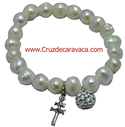 PULSERA CRUZ DE CARAVACA , CRUZ LATINA CON PEDRERÍA BLANCA Y PERLAS DE RIO NATURALES - ELÁSTICA- 