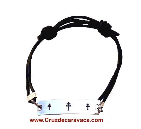 PULSERA CUERO Y ACERO AJUSTABLE CON CRUZ DE CARAVACA GRABADA 