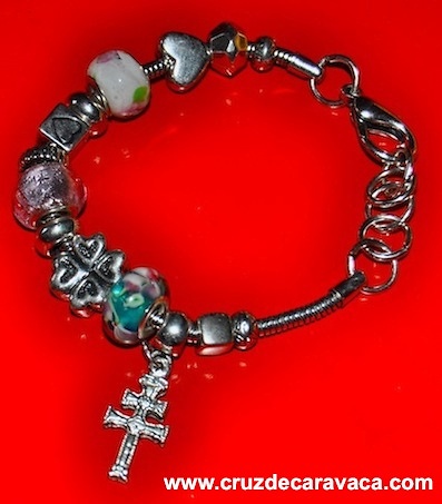 PULSERA DORA DORA CON CRUZ DE CARAVACA Y ABALORIOS 