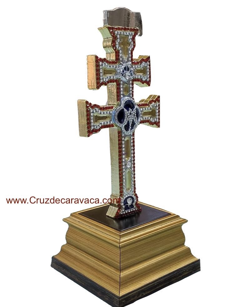 REPLICA CRUZ DE CARAVACA CON PIEDRAS SWAROVSKI SOBRE PEANA A LAS DOS CARAS 