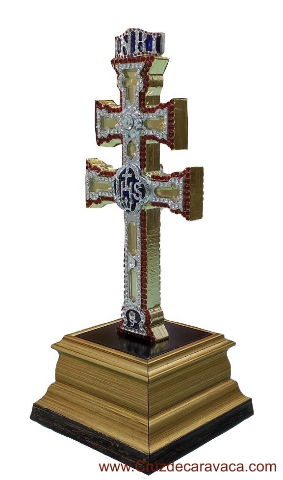 REPLICA CRUZ DE CARAVACA CON PIEDRAS SWAROVSKI SOBRE PEANA A LAS DOS CARAS 