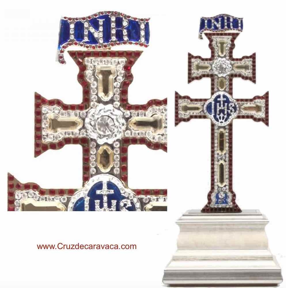 REPLICA CRUZ DE CARAVACA CON PIEDRAS SWAROVSKI SOBRE PEANA A LAS DOS CARAS 