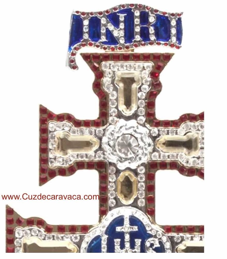 REPLICA CRUZ DE CARAVACA CON PIEDRAS SWAROVSKI SOBRE PEANA A LAS DOS CARAS 