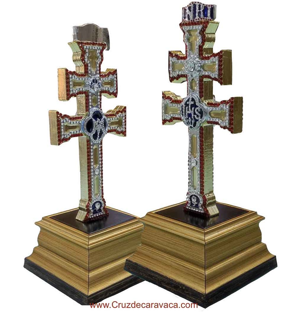 REPLICA CRUZ DE CARAVACA CON PIEDRAS SWAROVSKI SOBRE PEANA A LAS DOS CARAS 