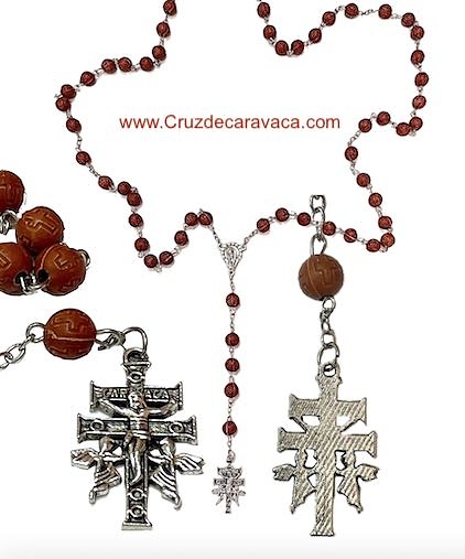 ROSARIO CRUZ DE CARAVACA CON ÁNGELES DE METAL Y CUENTAS DE MADERA 