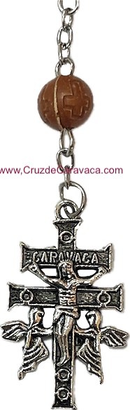 ROSARIO CRUZ DE CARAVACA CON ÁNGELES DE METAL Y CUENTAS DE MADERA 