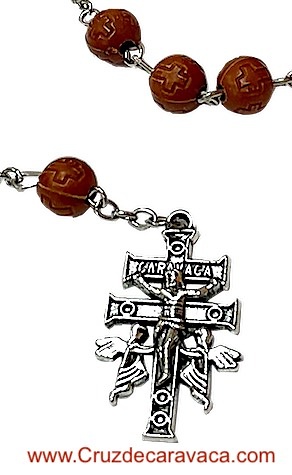 ROSARIO CRUZ DE CARAVACA CON ÁNGELES DE METAL Y CUENTAS DE MADERA 