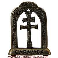 CRUZ DE CARAVACA BAJO ARCO EN METAL DE FUNDICIÓN