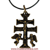 CRUZ DE CARAVACA CON ANGELES A RELIEVE CON CRISTO Y LA LEYENDA CARAVACA EN METAL FUNDICION