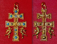 CRUZ DE CARAVACA CON ANGELES Y PEDRERIA AZUL Y BLANCA A RELIEVE