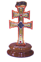 CRUZ DE CARAVACA CON PEANA DE MADERA ESMALTADA 