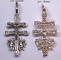 CRUZ DE CARAVACA DE PLATA CON ANGELES Y LA INSCRIPCIÓN "CARAVACA"