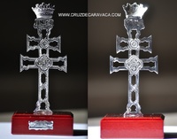 CRUZ DE CARAVACA DE PLATA  DE LEY CON PEANA DE MADERA