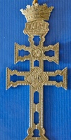 CRUZ DE CARAVACA EN PLATA, REMATADA CON CORONA A RELIEVE