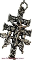CRUZ DE METAL ENVEJECIDA CON ÁNGELES CON LA LEYENDA "CARAVACA" EN EL BRAZO SUPERIOR