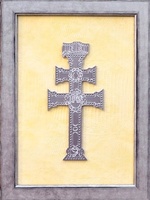 CUADRO CRUZ DE CARAVACA DE METAL PLATEADO GRABADA CON HUECO RELIEVE BEIGE