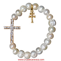 PULSERA CRUZ DE CARAVACA , CRUZ LATINA CON PEDRERÍA BLANCA  Y  PERLAS DE RIO NATURALES - ELÁSTICA-