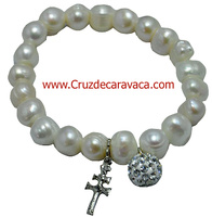 PULSERA CRUZ DE CARAVACA , CRUZ LATINA CON PEDRERÍA BLANCA  Y  PERLAS DE RIO NATURALES - ELÁSTICA-