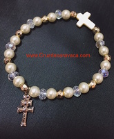 PULSERA CRUZ DE CARAVACA , CRUZ LATINA CON PEDRERÍA BLANCA  Y  PERLAS  - ELÁSTICA-